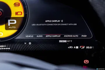 Vista cercana de la información digital en el Ferrari Purosangue.