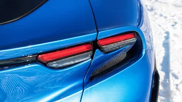 Detalle de las luces traseras del Ferrari Purosangue.