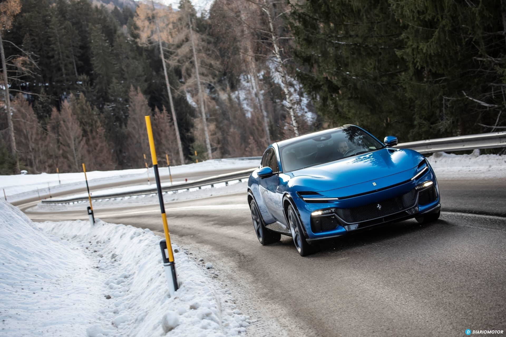 Ferrari Purosangue azul dominando la carretera nevada.