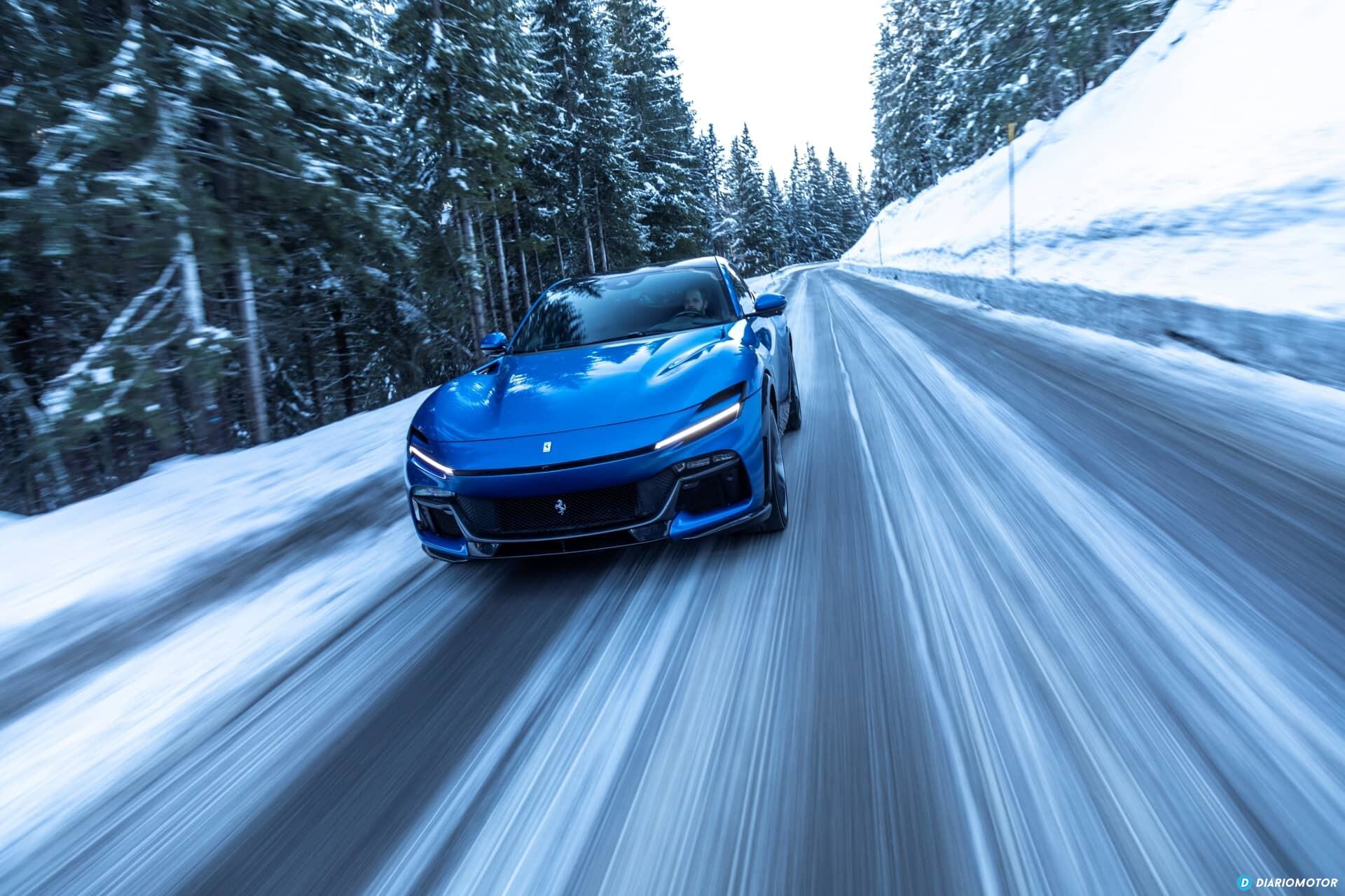 Vista dinámica lateral del Ferrari Purosangue en carretera nevada