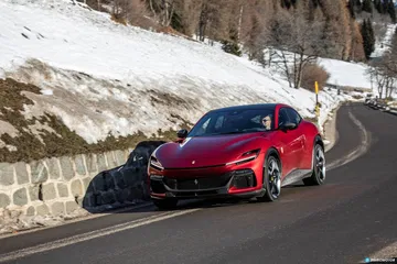 Ferrari Purosangue captado en acción, resaltando su silueta lateral.
