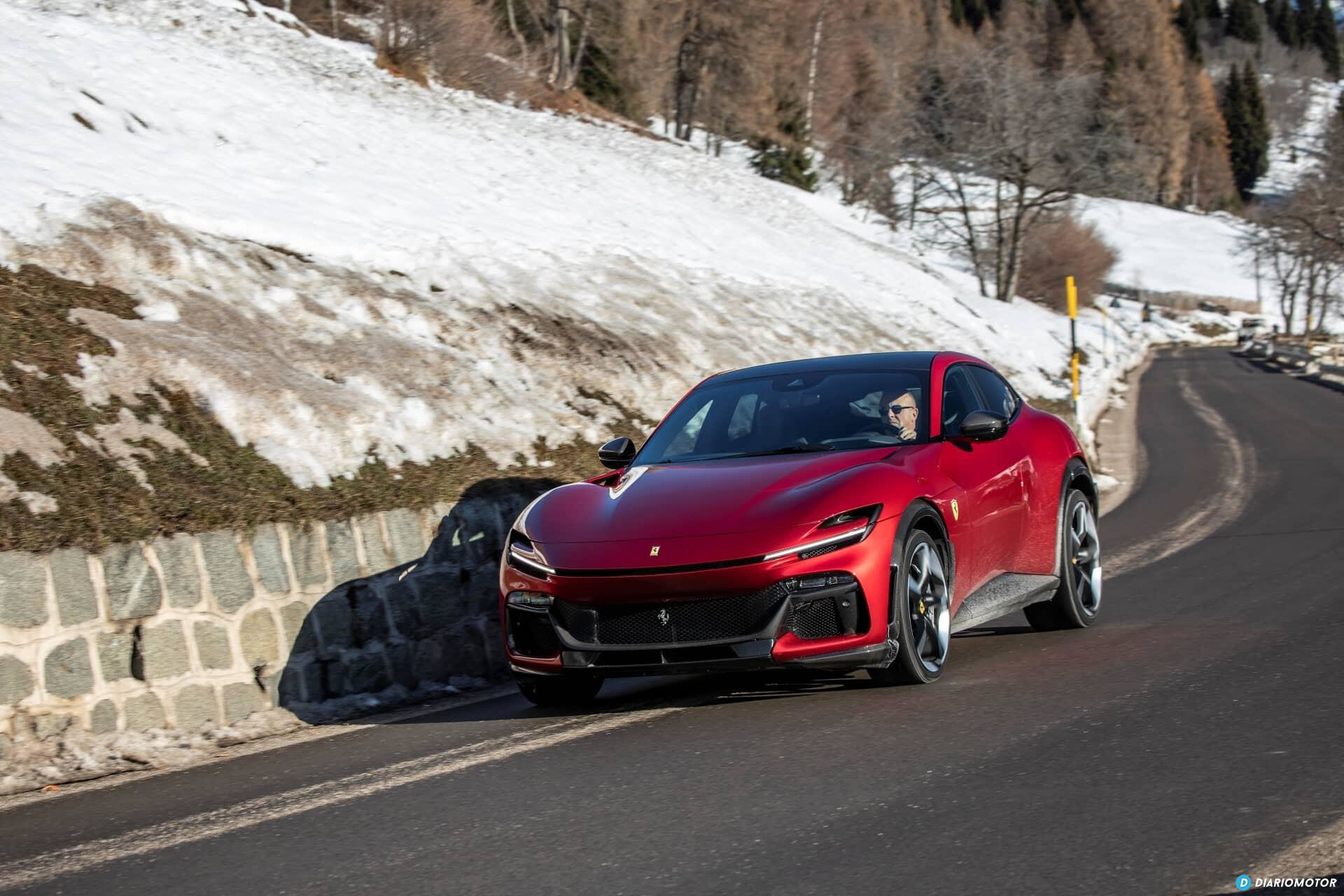 Ferrari Purosangue captado en acción, resaltando su silueta lateral.