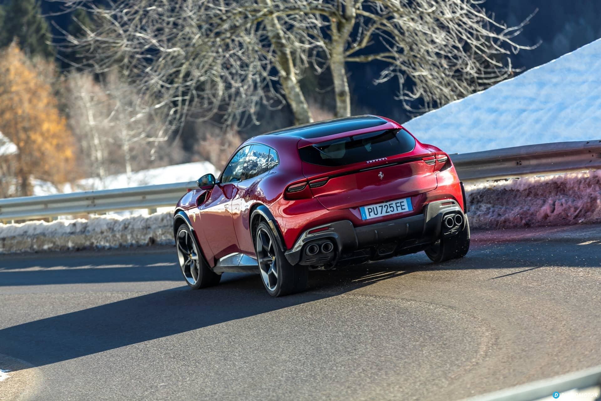 Vista lateral del Ferrari Purosangue en movimiento, destacando su línea aerodinámica.