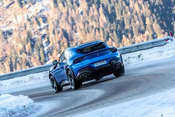 Ferrari Purosangue capturado en movimiento, mostrando su dinamismo.