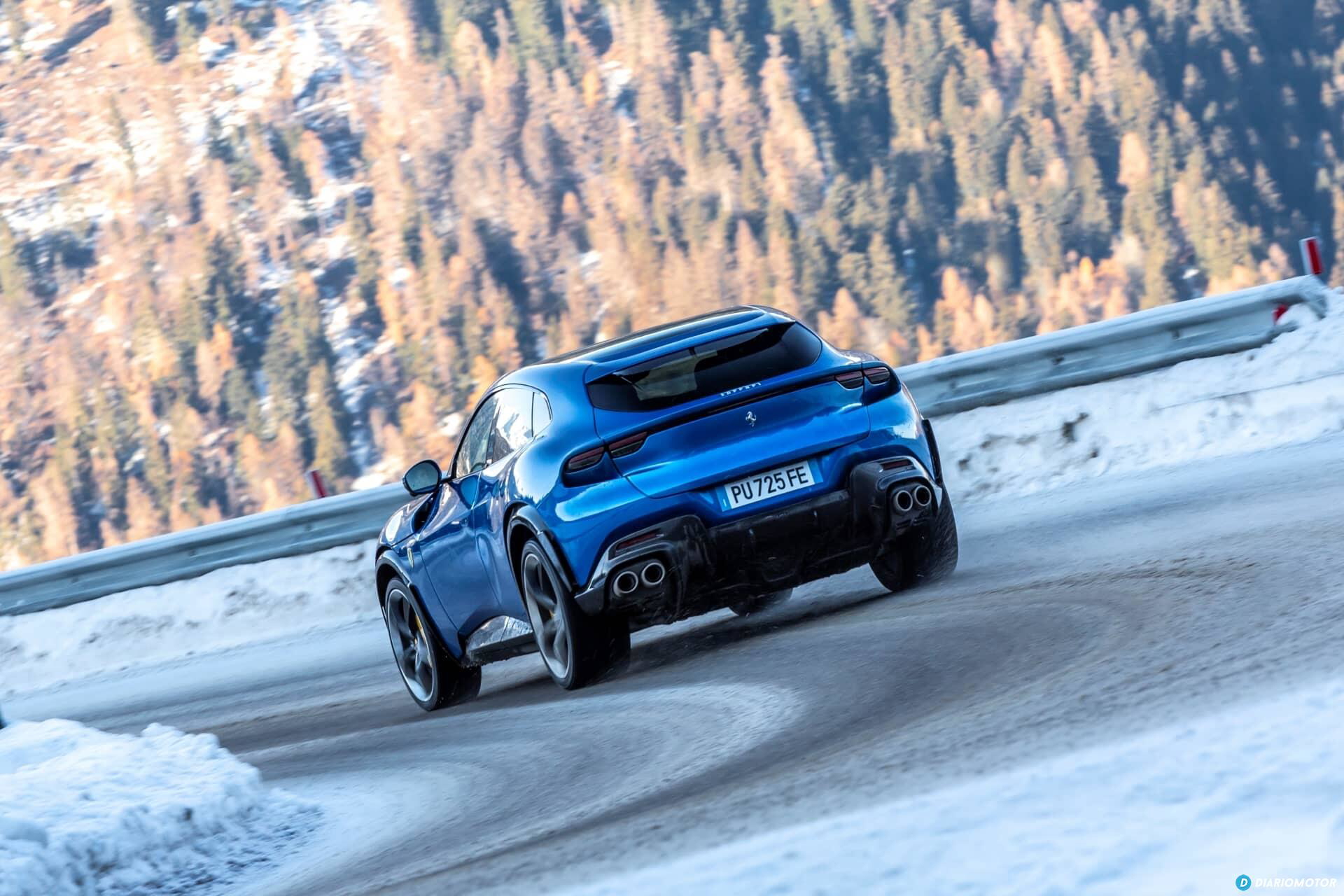 Ferrari Purosangue capturado en movimiento, mostrando su dinamismo.