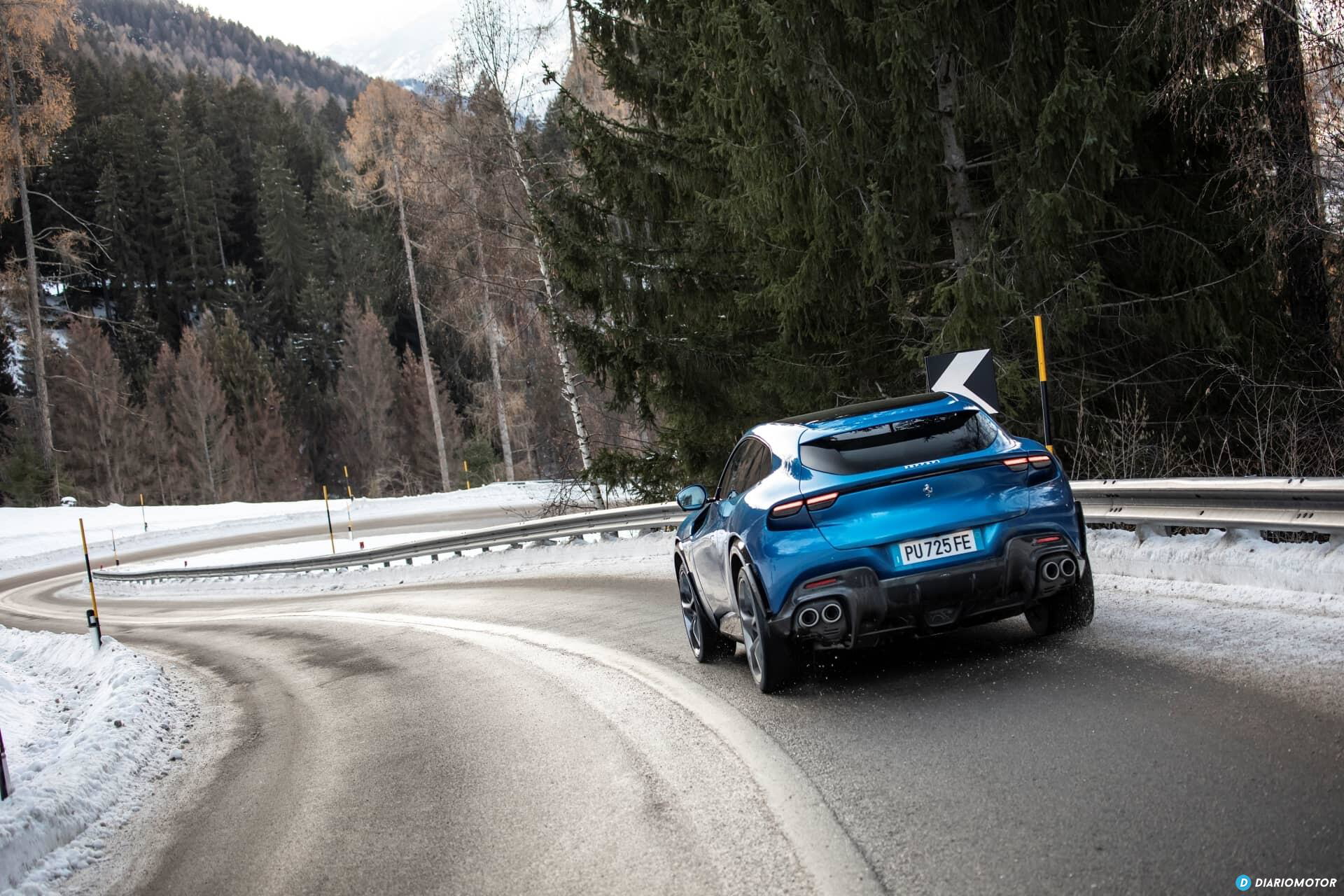 Ferrari Purosangue capturado dinámicamente en una curva nevada.