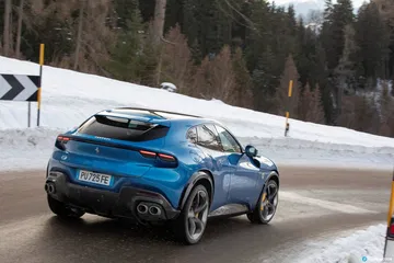 Vista dinámica del Purosangue destacando su diseño trasero y lateral