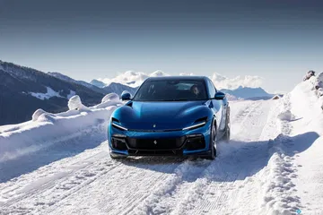 Ferrari Purosangue mostrando su frontal y perfil en un entorno nevado.