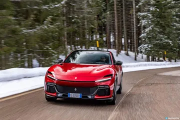 Vista frontal y lateral del Ferrari Purosangue en un entorno nevado. Vista frontal y lateral del Ferrari Purosangue en un entorno nevado.