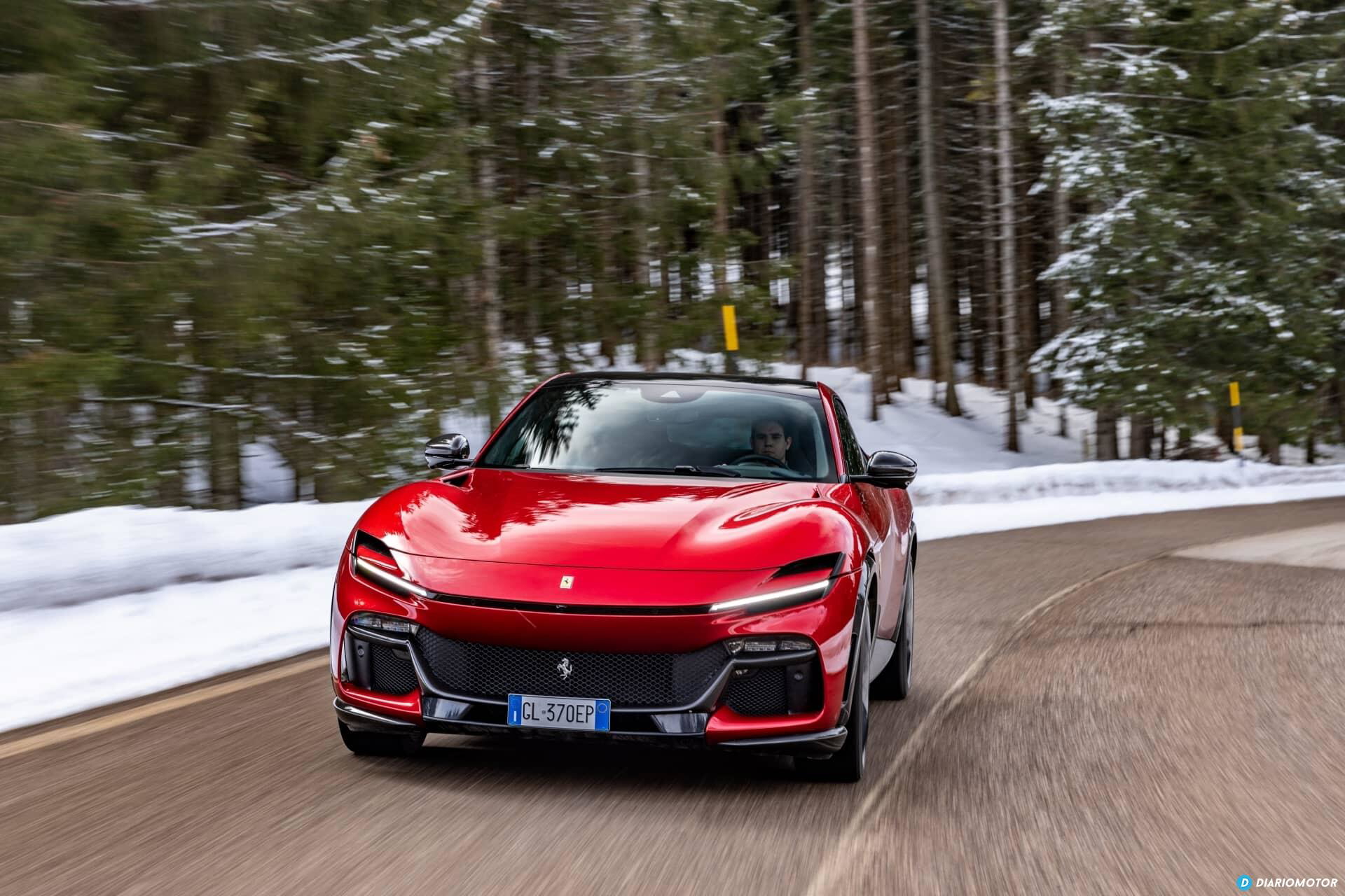 Vista frontal y lateral del Ferrari Purosangue en un entorno nevado.