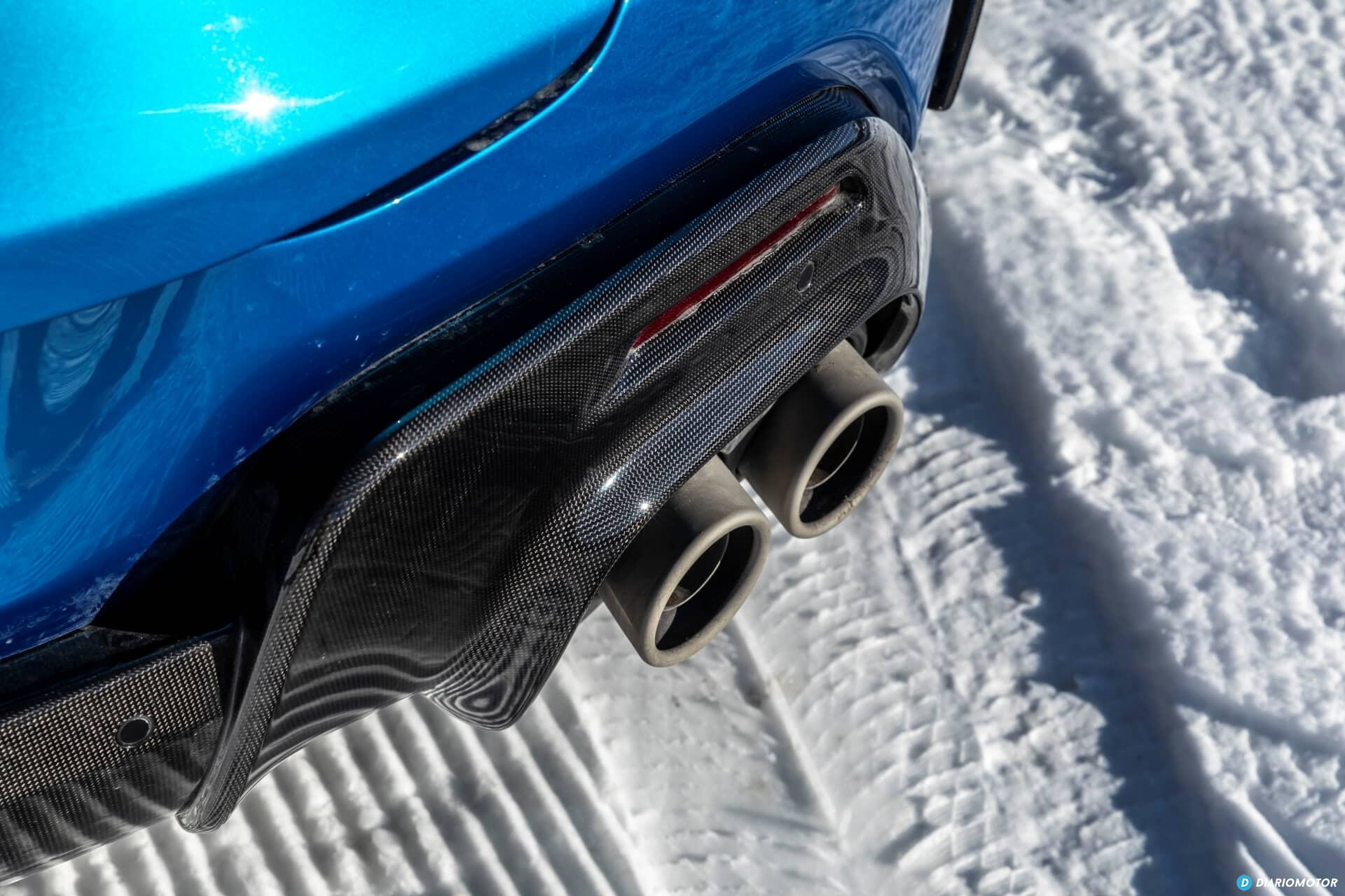 Escape cuádruple del Ferrari Purosangue resaltando su estilo deportivo