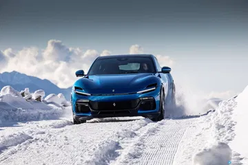 El Ferrari Purosangue brilla sobre un manto de nieve, imponiendo con su frente.