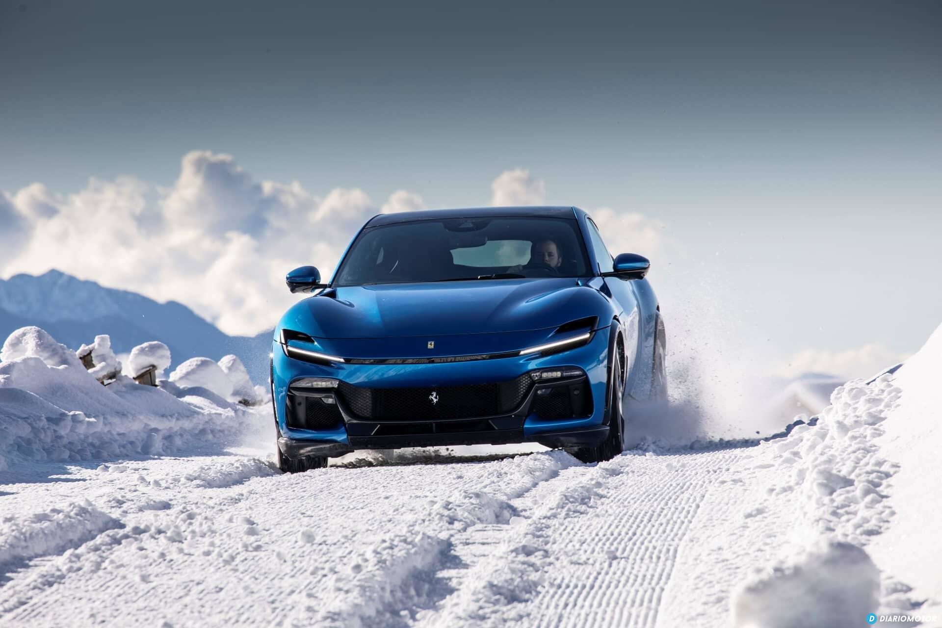 El Ferrari Purosangue brilla sobre un manto de nieve, imponiendo con su frente.