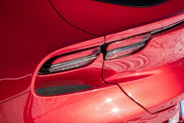 Faro trasero del Ferrari Purosangue que muestra su diseño distintivo