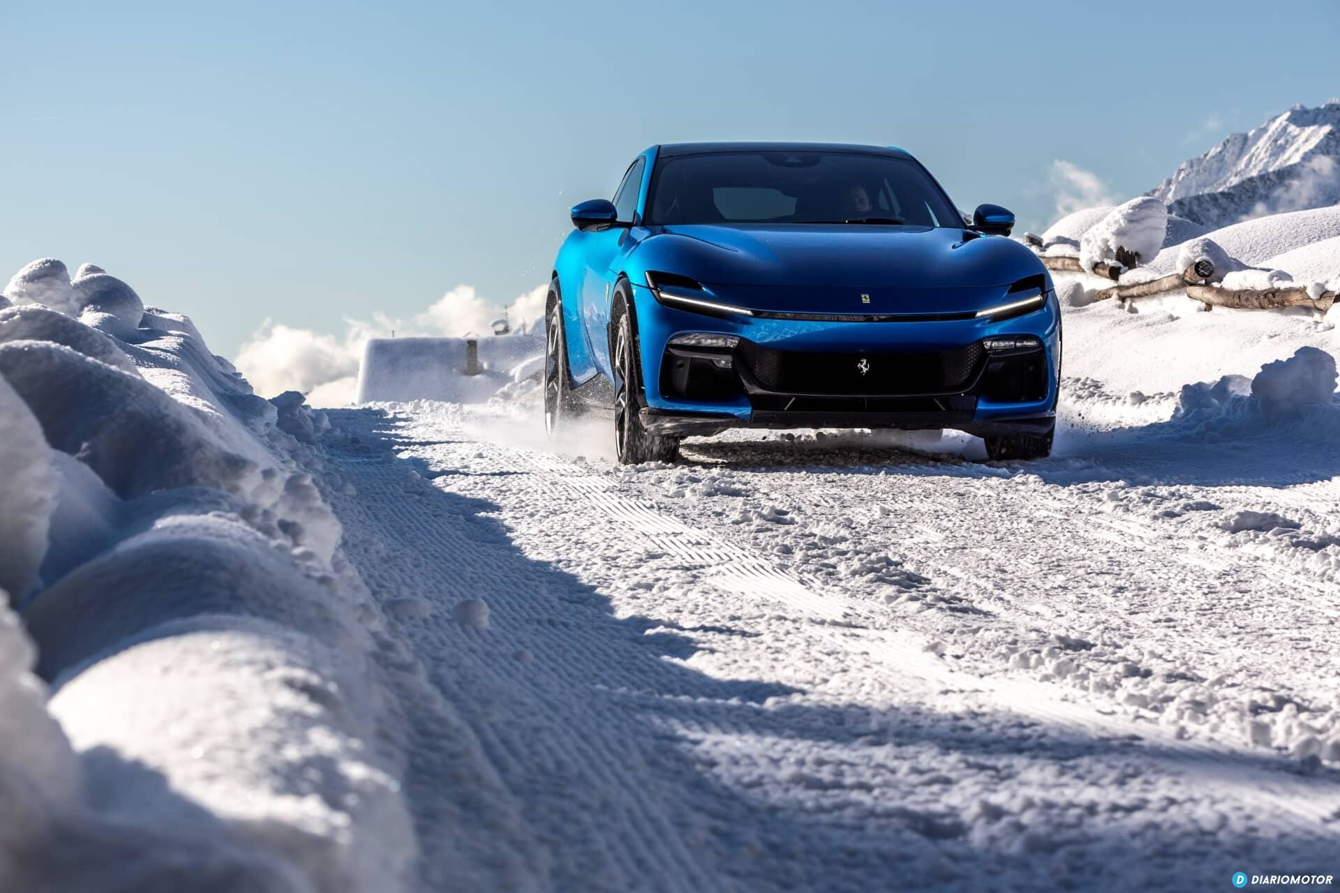 Vista frontal del Ferrari Purosangue desafiando terrenos nevados.