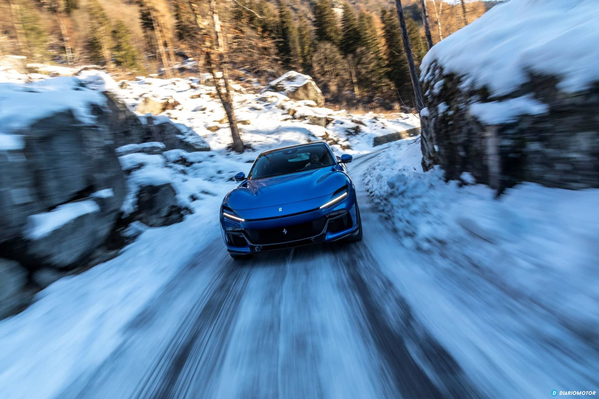 Vista frontal del Ferrari Purosangue avanzando por una carretera nevada.