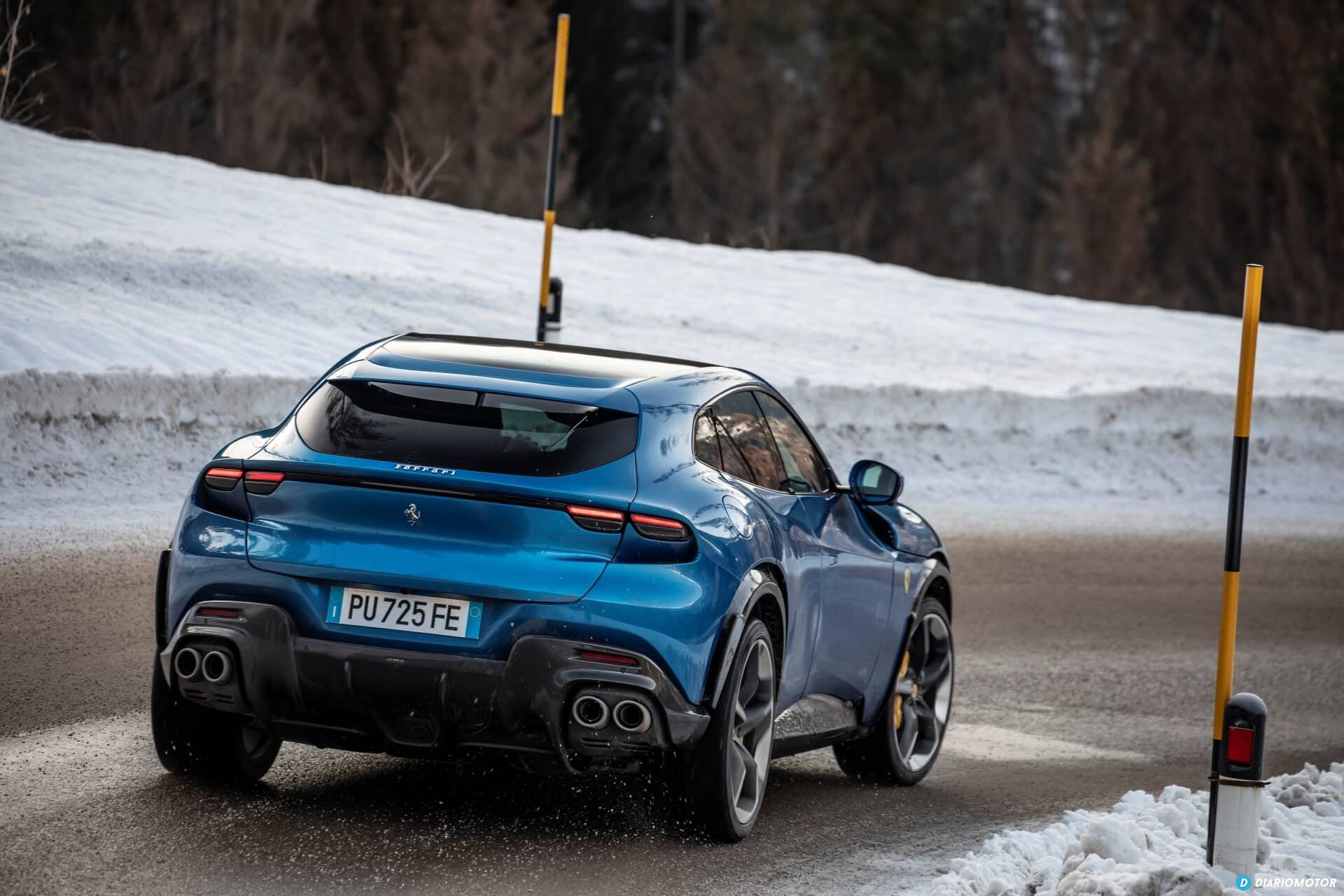Vista trasera y lateral del Ferrari Purosangue en entorno invernal