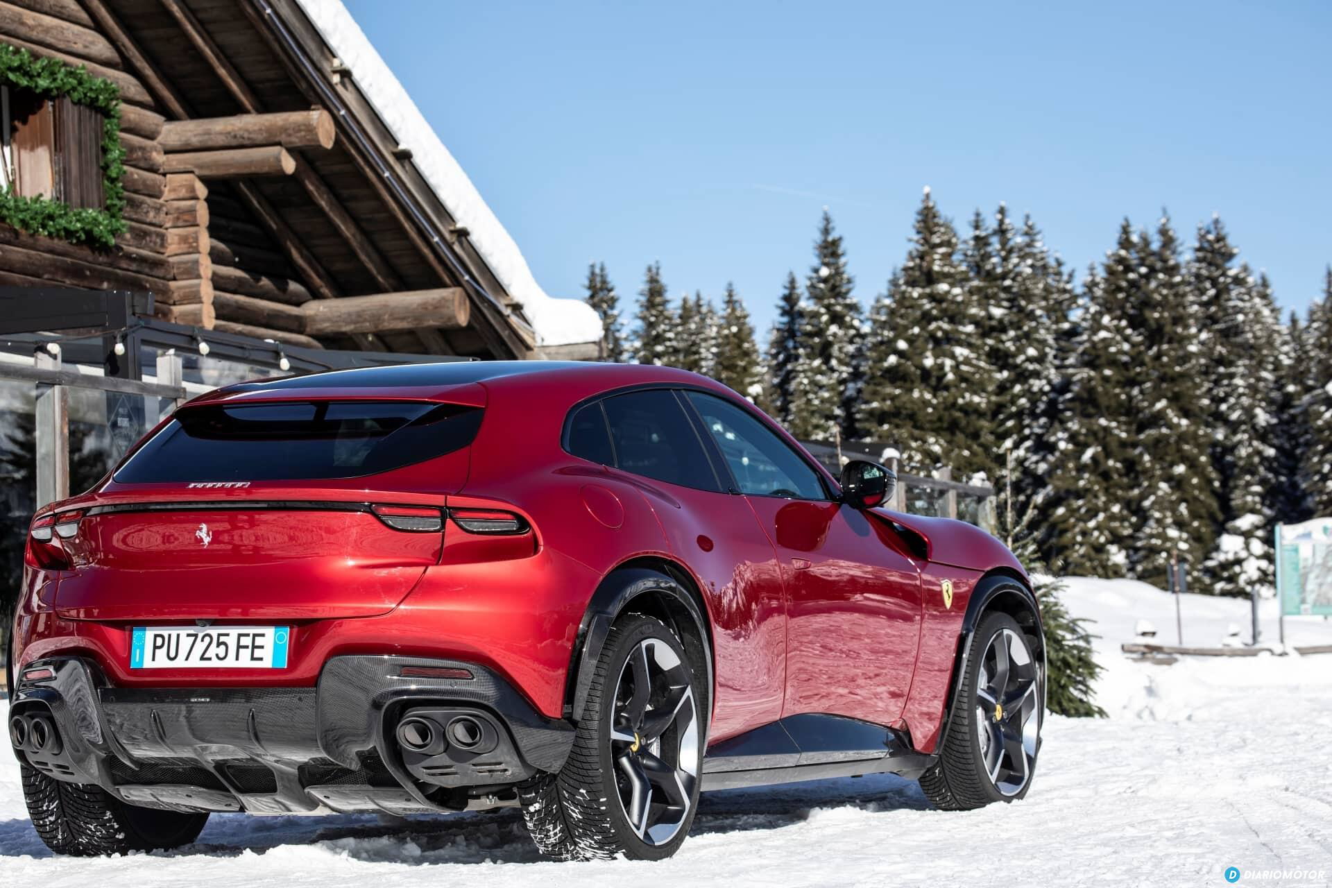 Vista trasera lateral del Ferrari Purosangue en un entorno nevado.