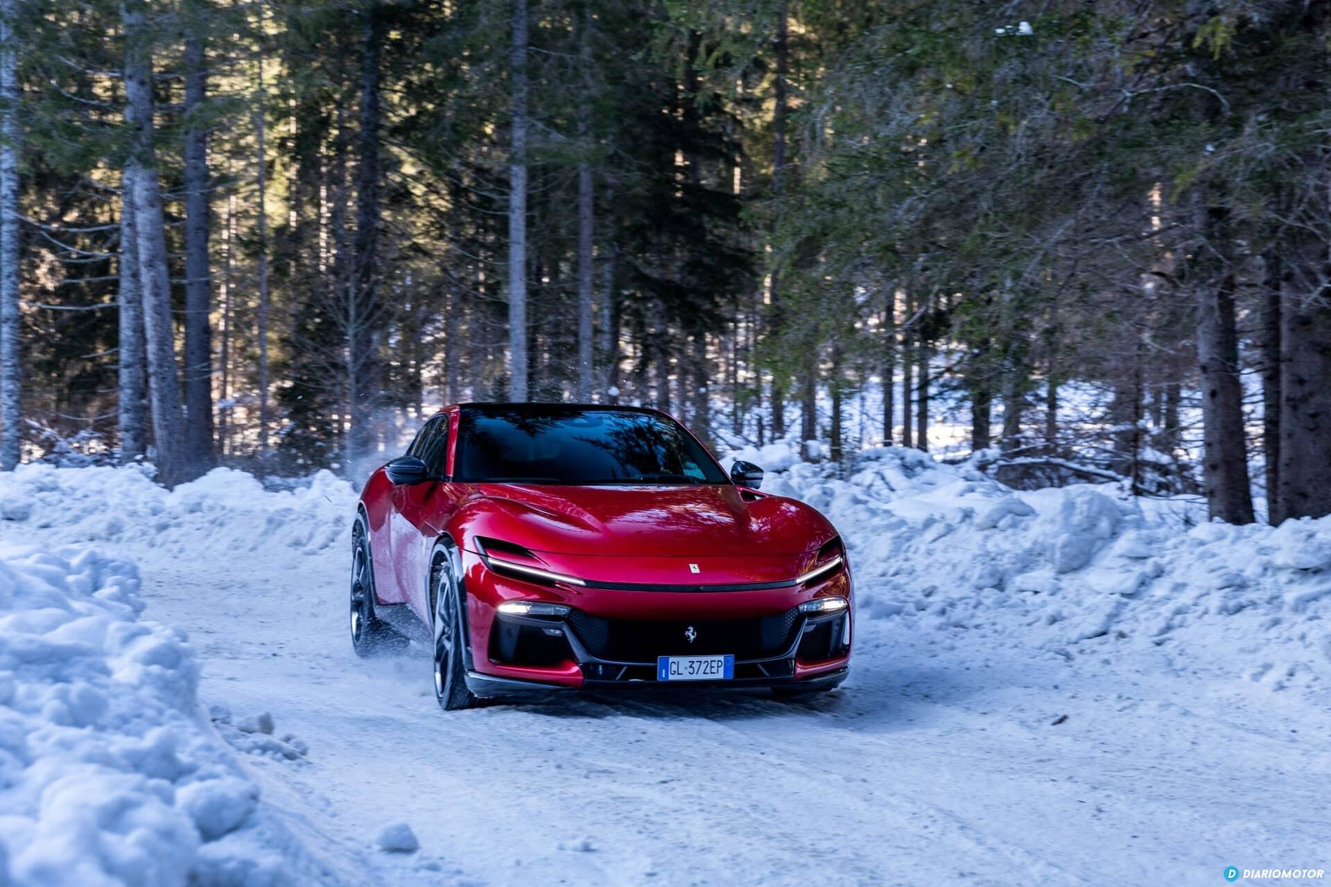 Vista lateral del Ferrari Purosangue deslizándose sobre una carretera nevada.