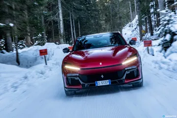 Vista delantera del Ferrari Purosangue en un paisaje invernal.