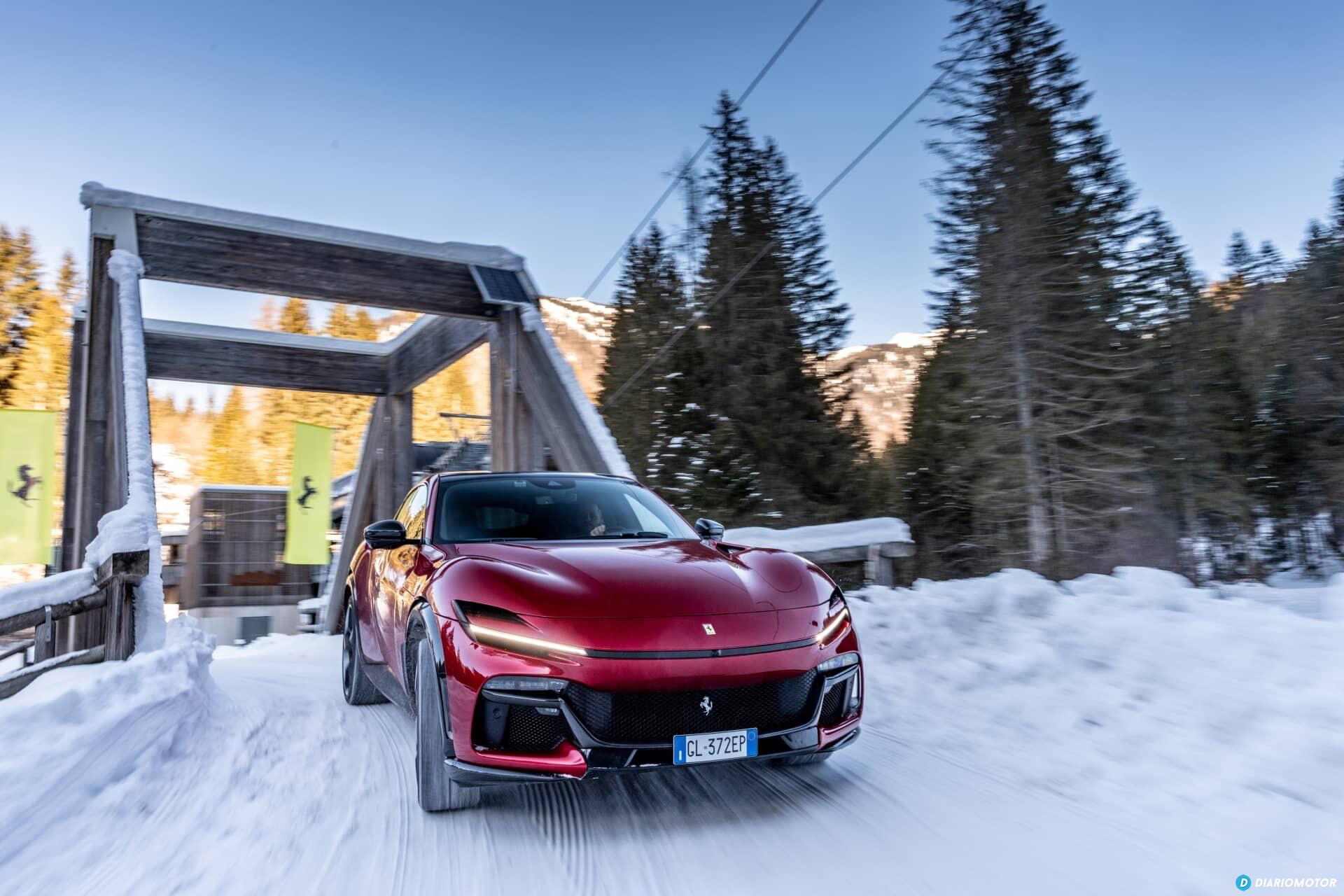 Vista delantera y lateral del Ferrari Purosangue en un escenario nevado