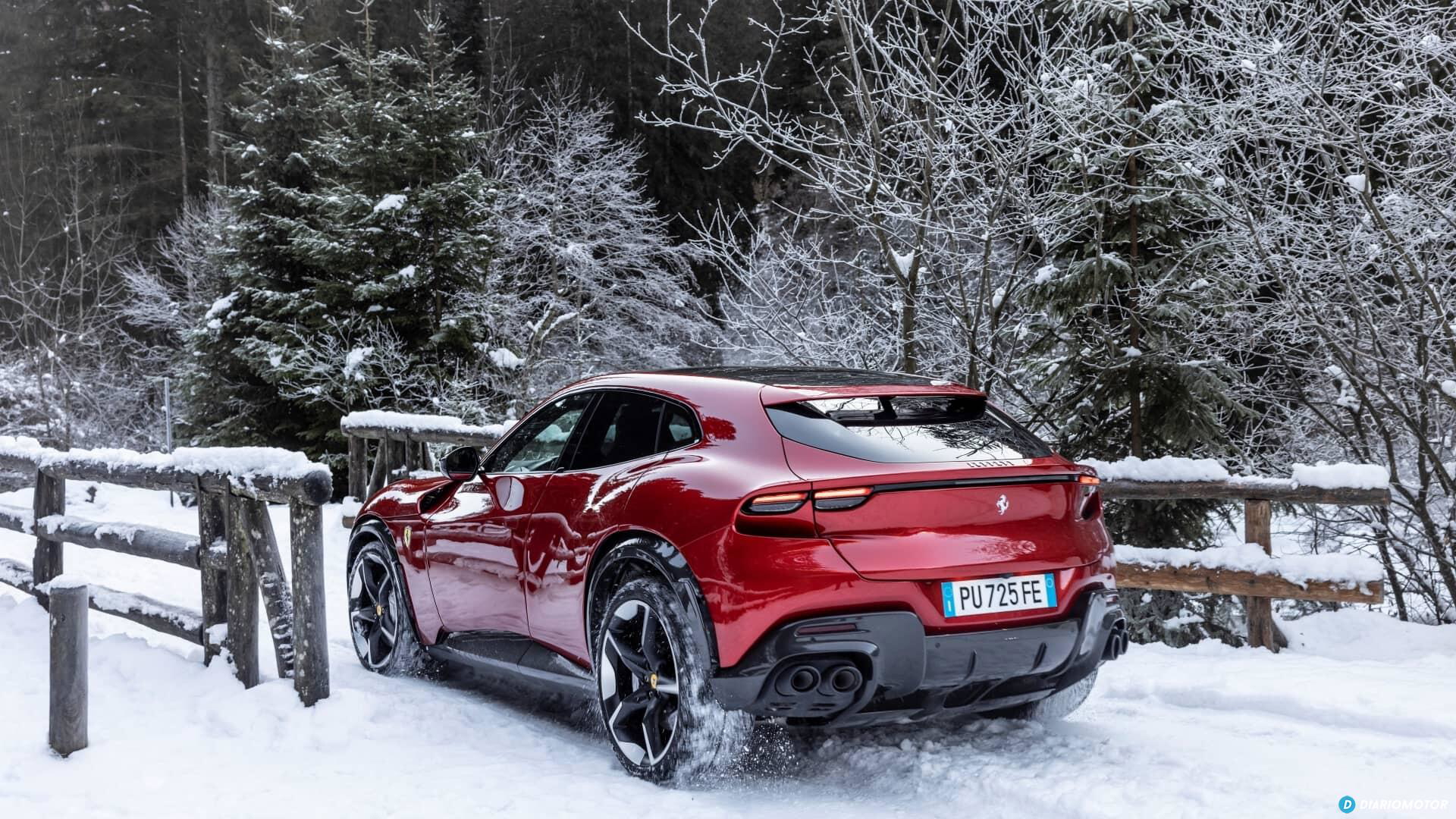 Vista trasera-lateral del Purosangue en un paisaje invernal