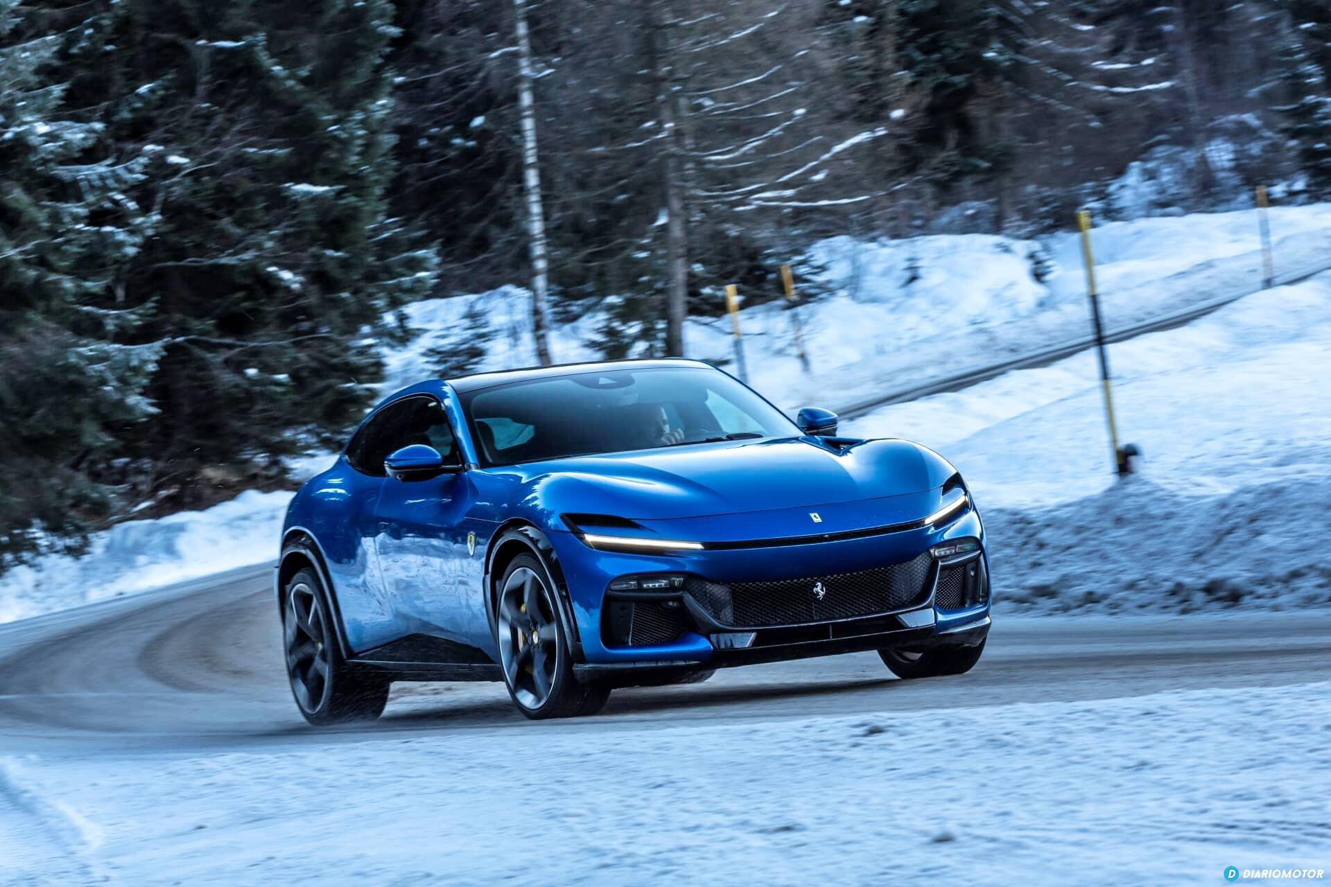 Vista lateral del Ferrari Purosangue en un entorno nevado.