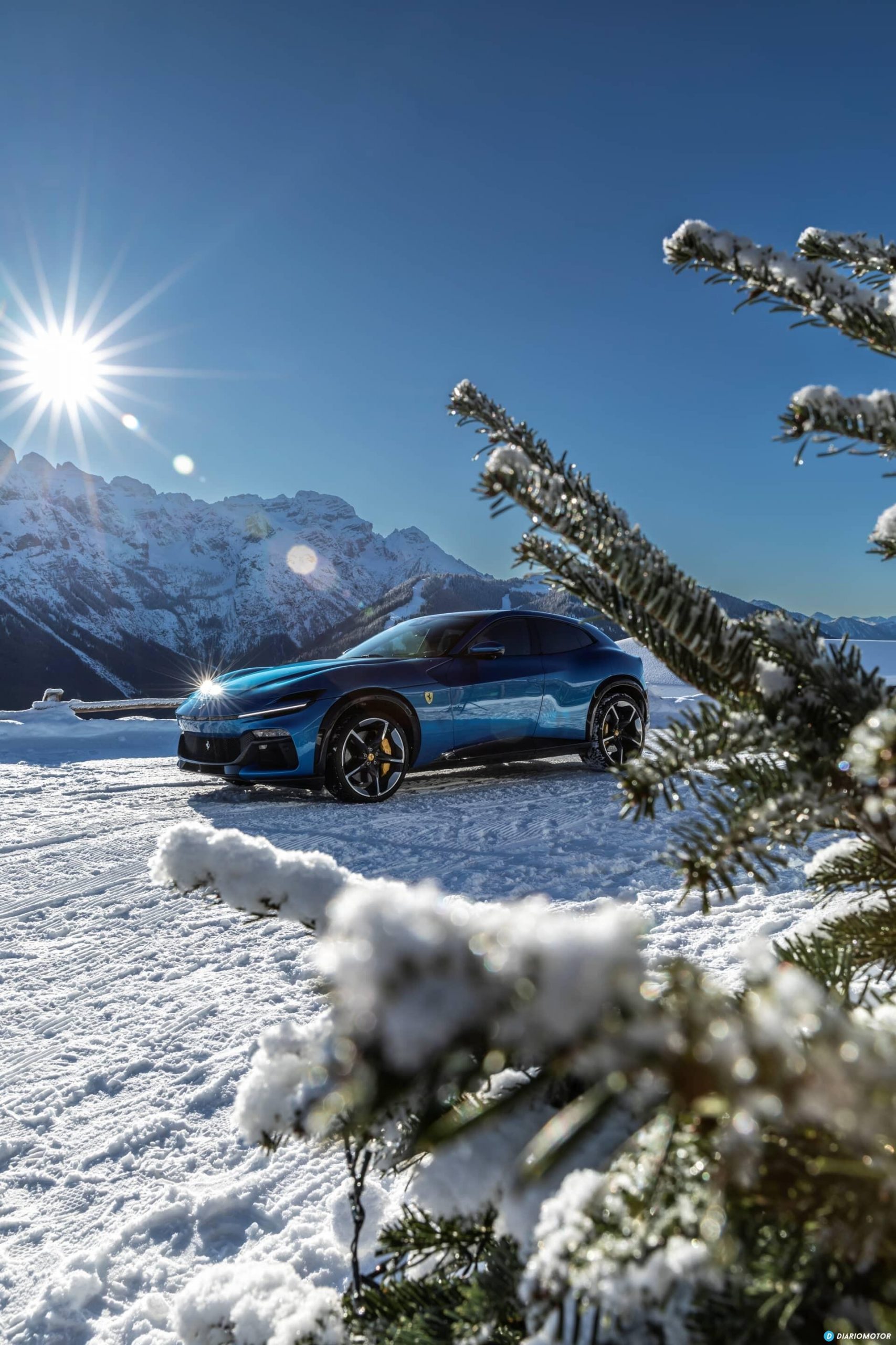 Vista lateral del Ferrari Purosangue sobre un paisaje nevado.