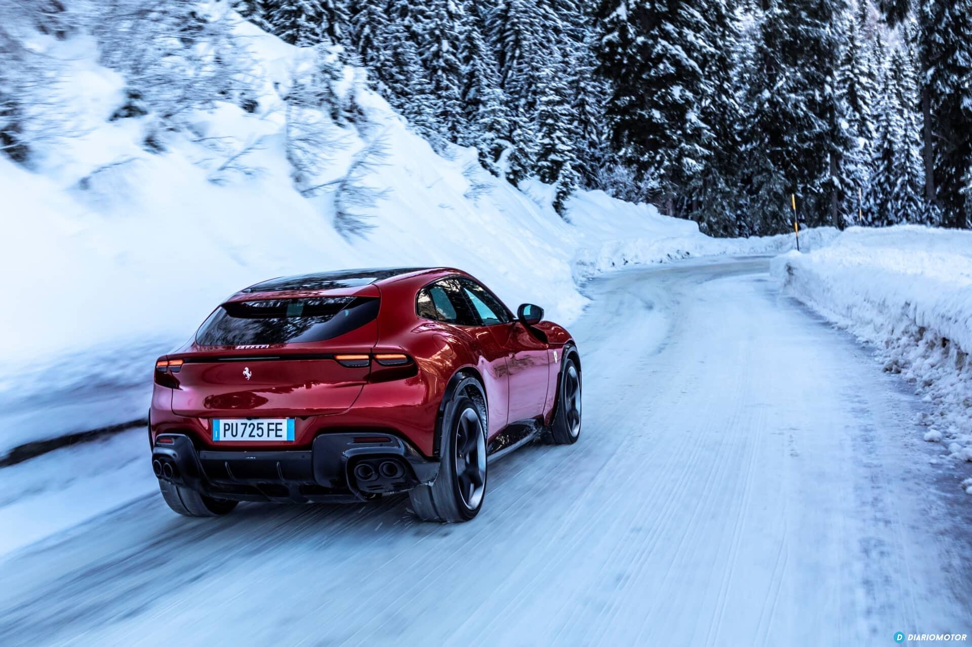 Vista trasera y lateral de Ferrari Purosangue sobre carretera nevada