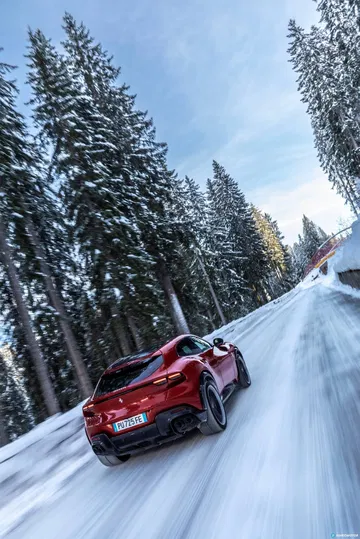 Vista lateral Ferrari Purosangue enfrentando condiciones invernales