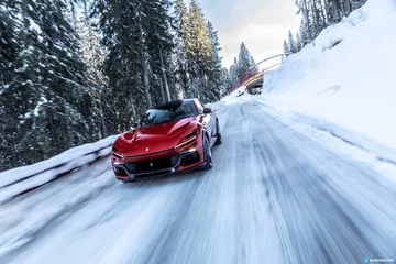 Ferrari Purosangue mostrando su trasera y lateral en carretera nevada.