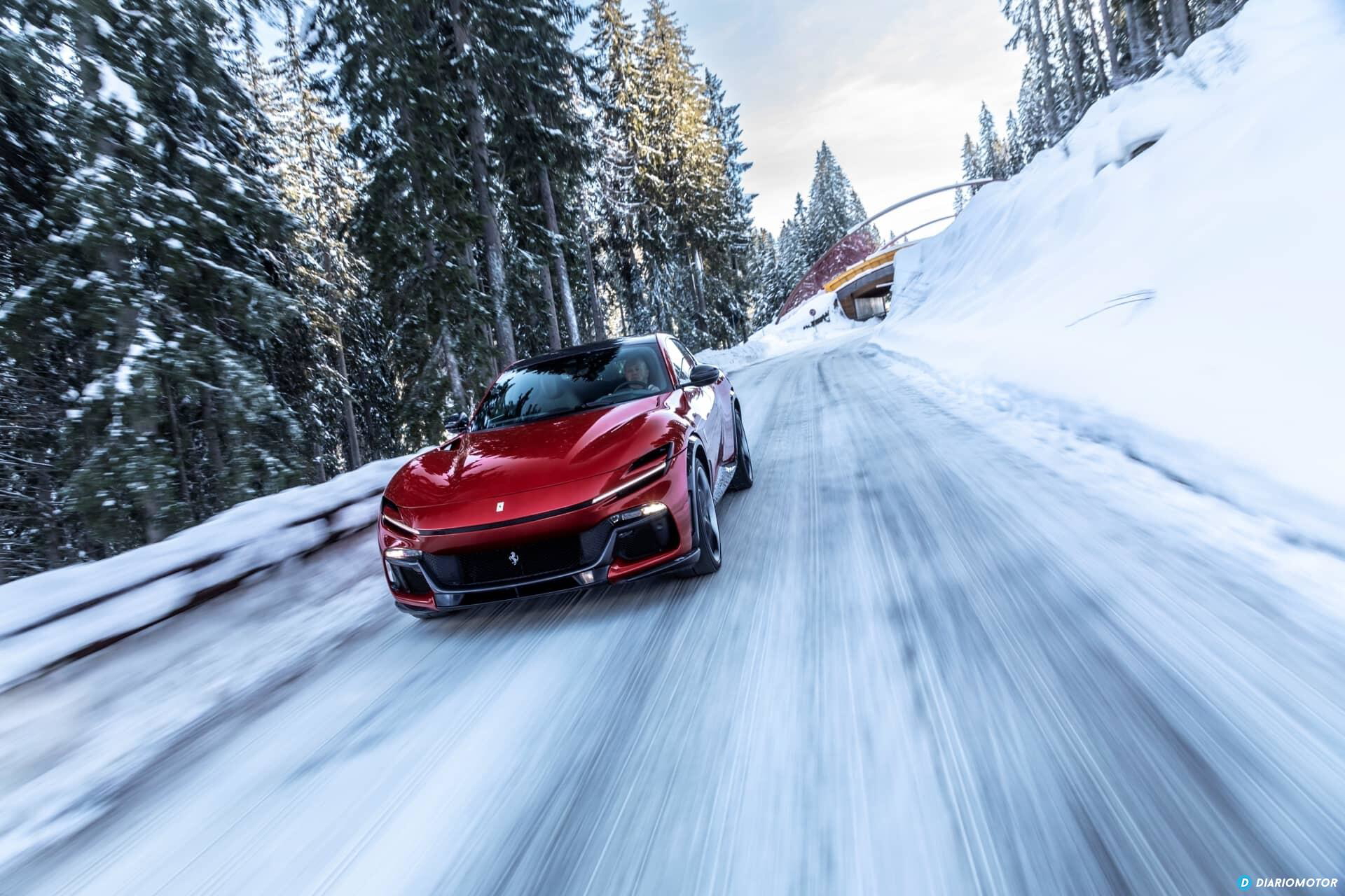 Ferrari Purosangue mostrando su trasera y lateral en carretera nevada.
