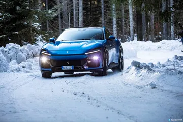 El Ferrari Purosangue luce imponente con su diseño único en condiciones invernales.