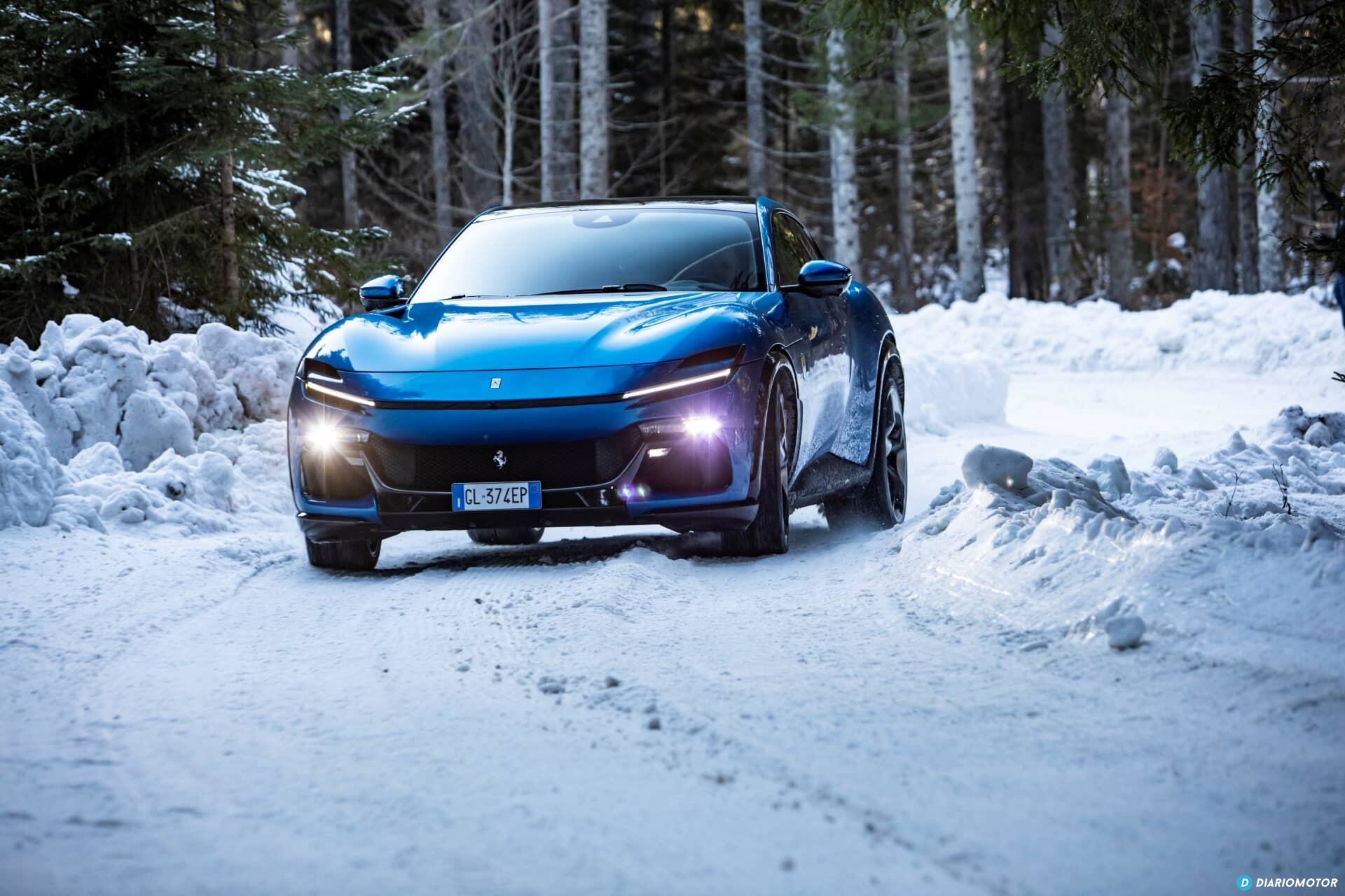 El Ferrari Purosangue luce imponente con su diseño único en condiciones invernales.