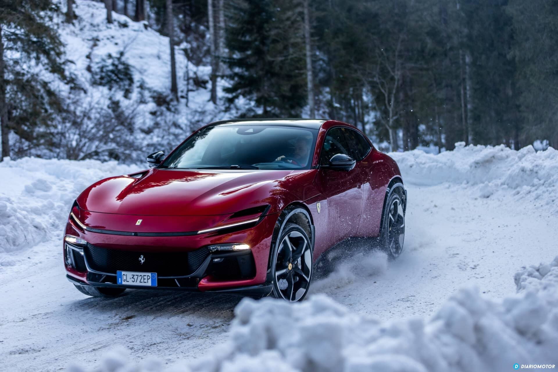 Vista lateral del Ferrari Purosangue en un entorno nevado, destacando su elegante silueta.