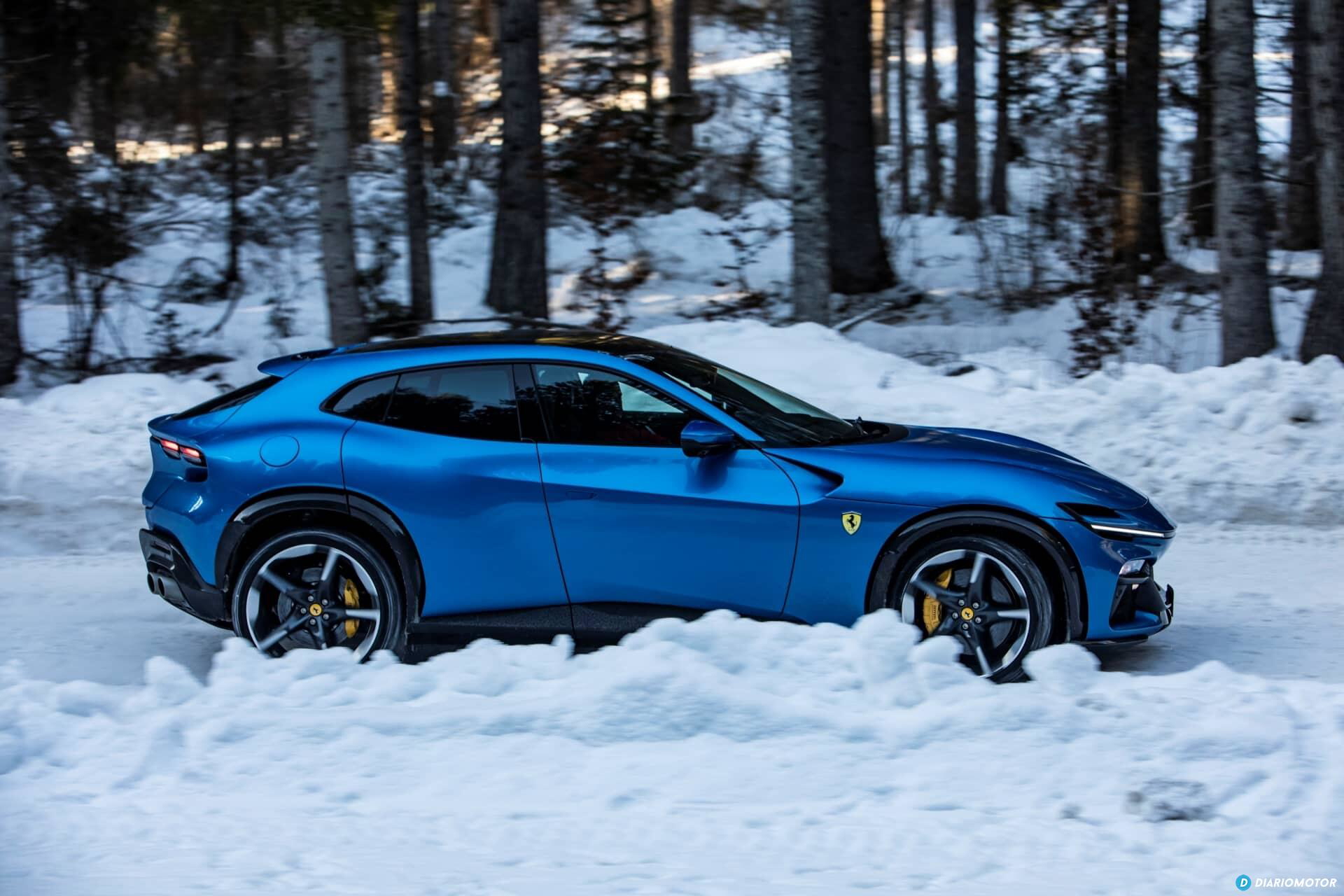 Vista lateral del Ferrari Purosangue en un paraje nevado, destacando su silueta.