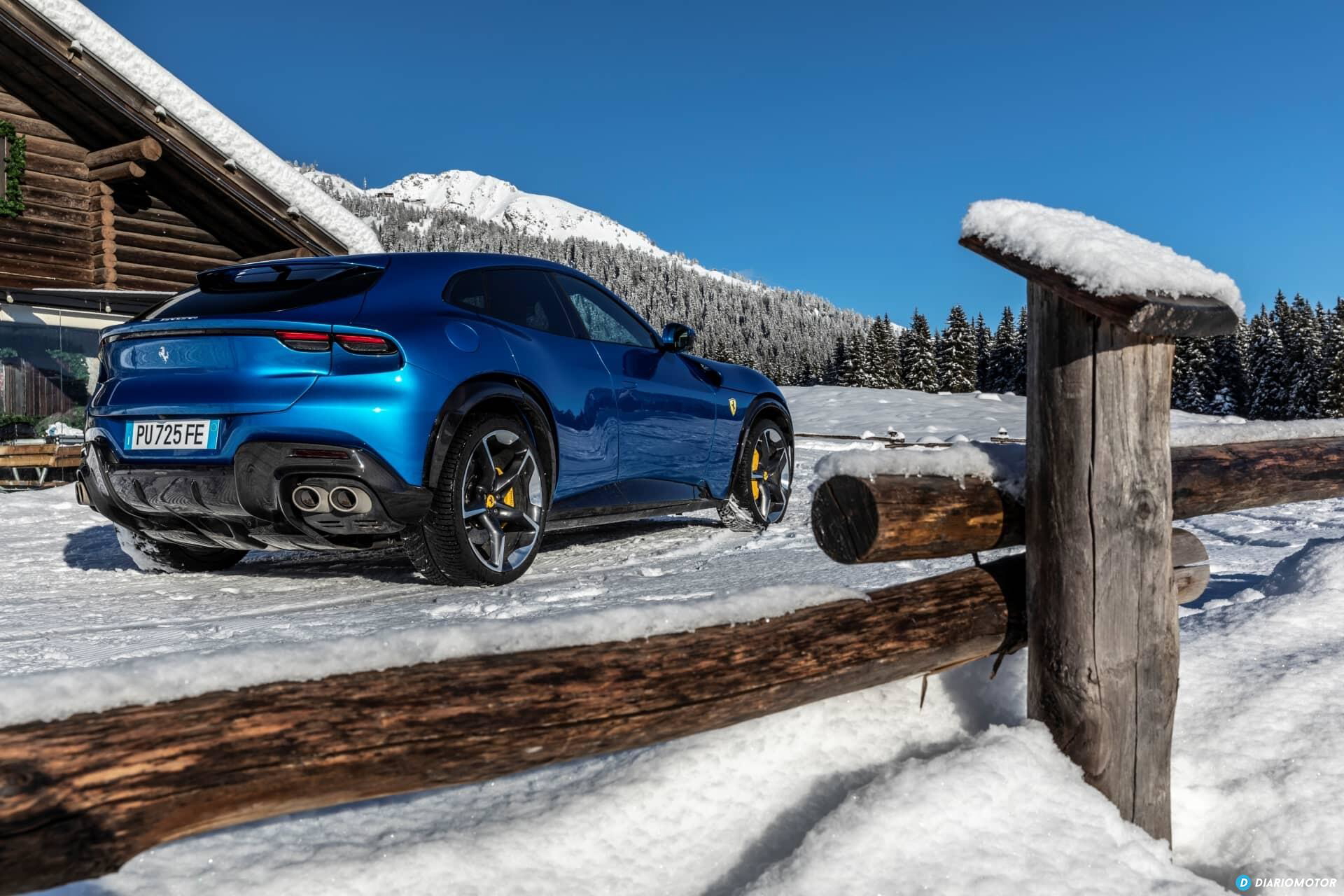 Vista lateral del Ferrari Purosangue en un entorno nevado, revelando su línea dinámica.