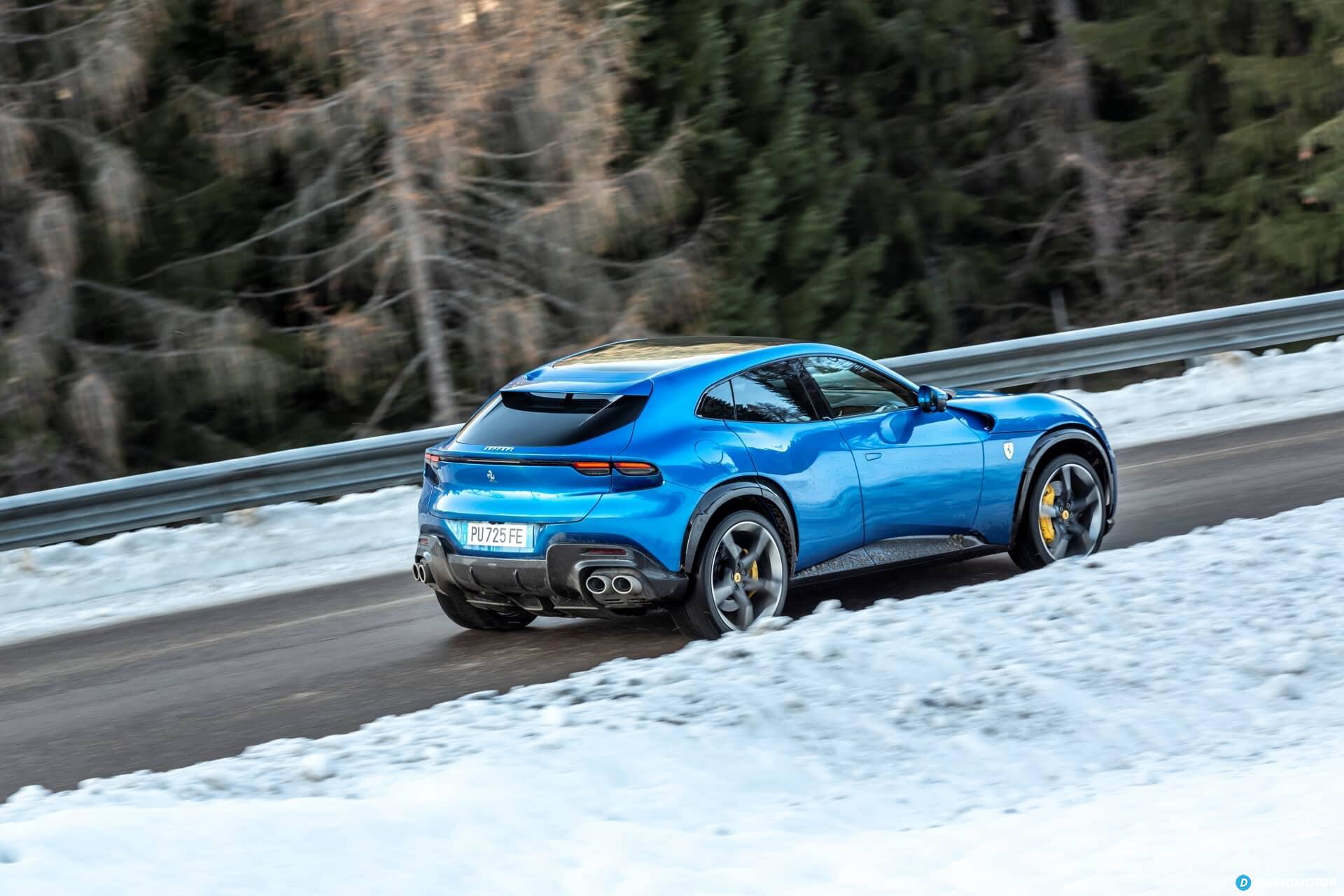 Vista lateral del Ferrari Purosangue azul en carretera nevada.