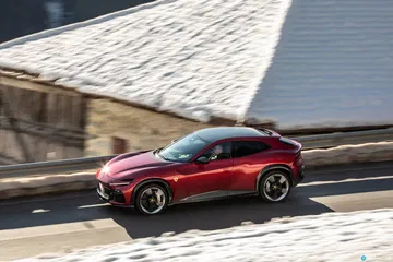 Vista del Ferrari Purosangue que muestra su línea lateral elegante y deportiva.