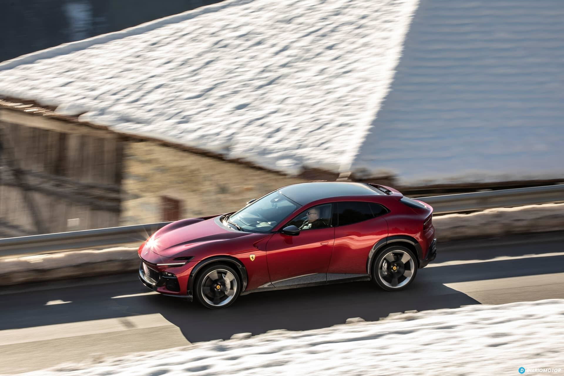 Vista del Ferrari Purosangue que muestra su línea lateral elegante y deportiva.