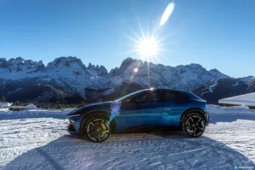 Vista lateral del Ferrari Purosangue en escenario invernal