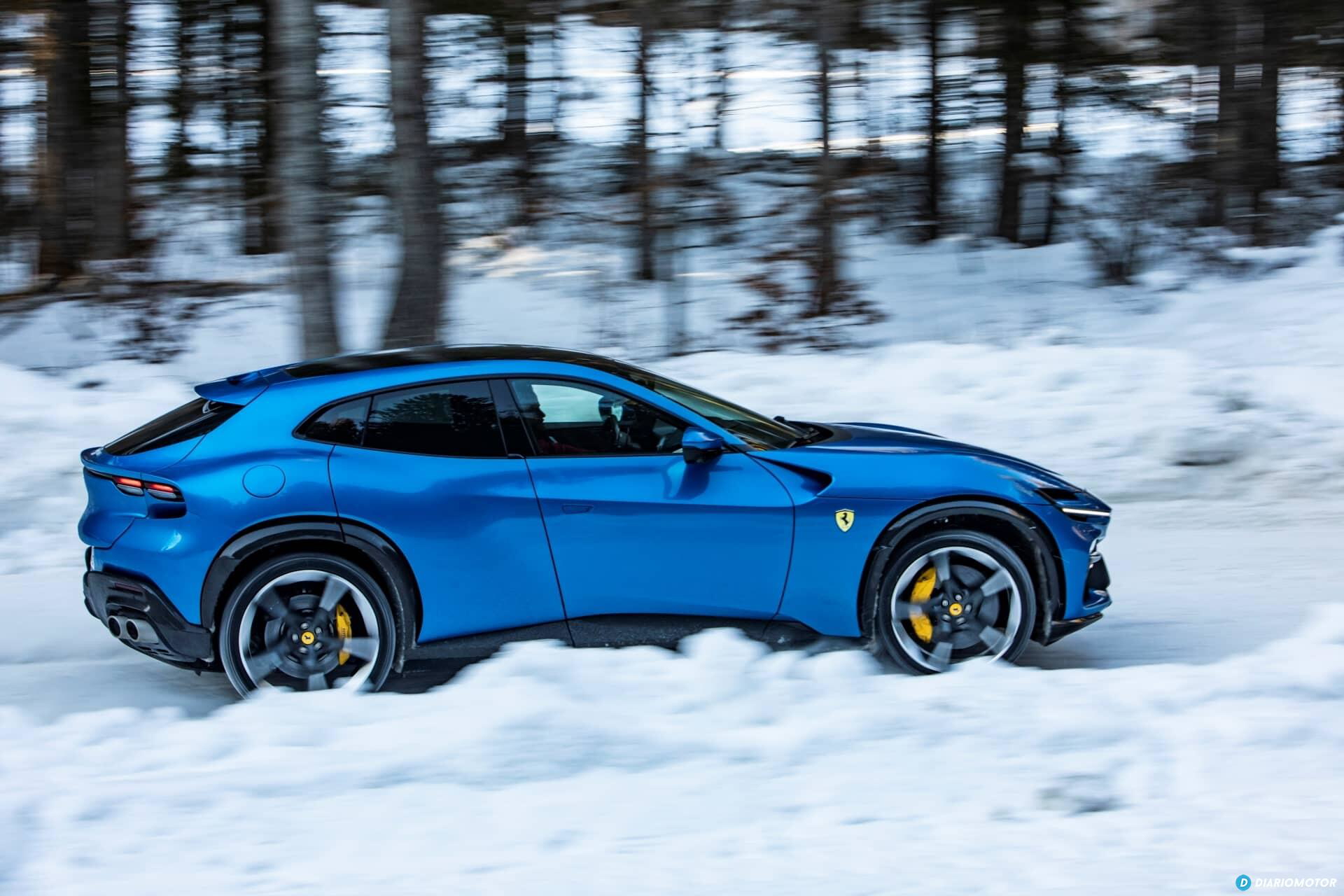 Vista lateral Ferrari Purosangue en paisaje invernal.