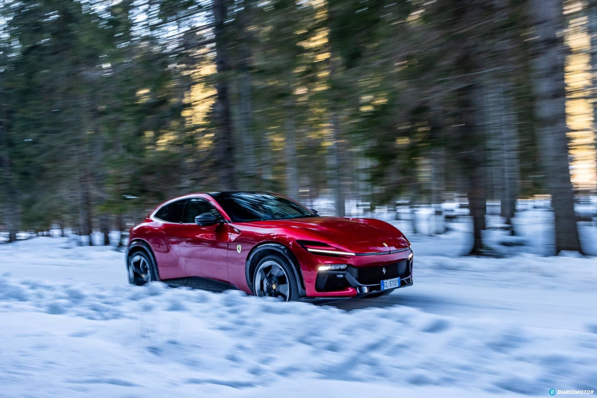 Vista lateral del Ferrari Purosangue en un entorno invernal