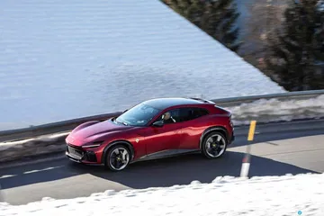 Vista dinámica del Ferrari Purosangue mostrando su perfil lateral.