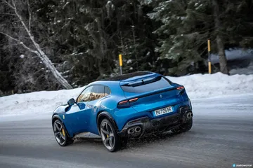 Vista dinámica lateral del Ferrari Purosangue en movimiento.