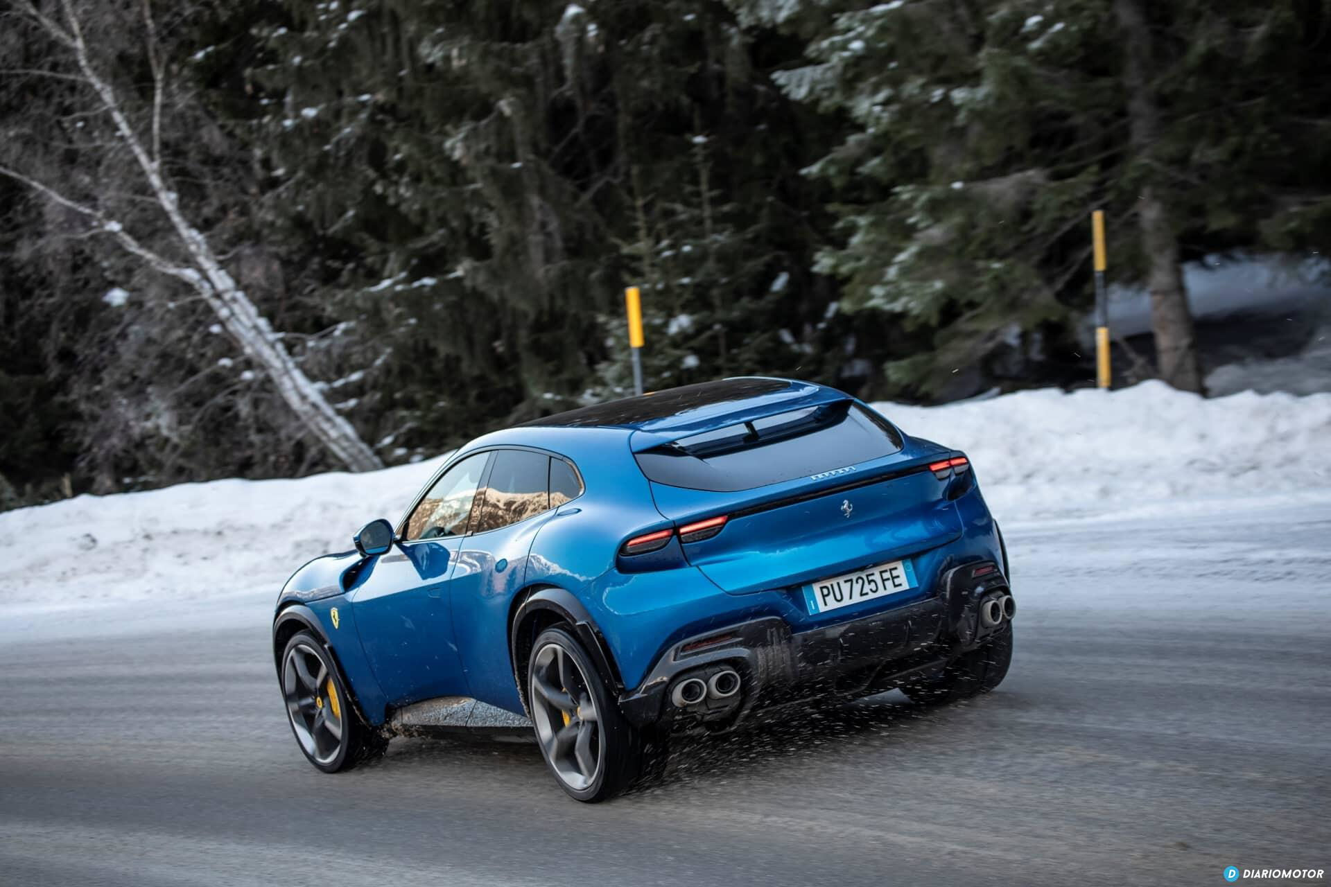 Vista dinámica lateral del Ferrari Purosangue en movimiento.