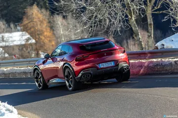 Ferrari Purosangue capturado en pleno dinamismo, vista lateral