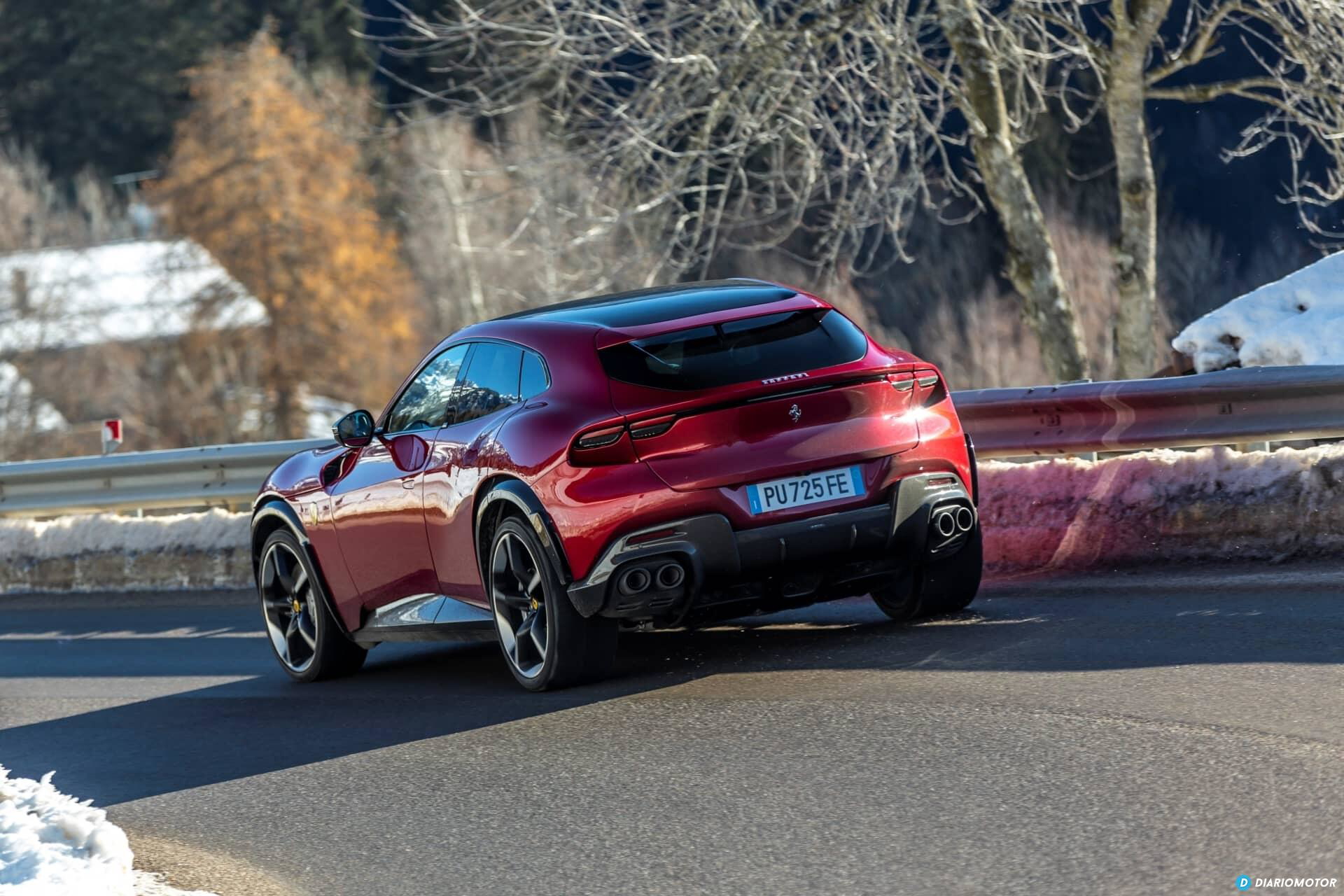 Ferrari Purosangue capturado en pleno dinamismo, vista lateral