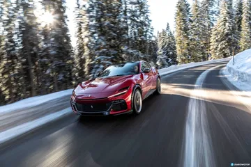 Vista lateral del Ferrari Purosangue demostrando su elegante perfil en movimiento.