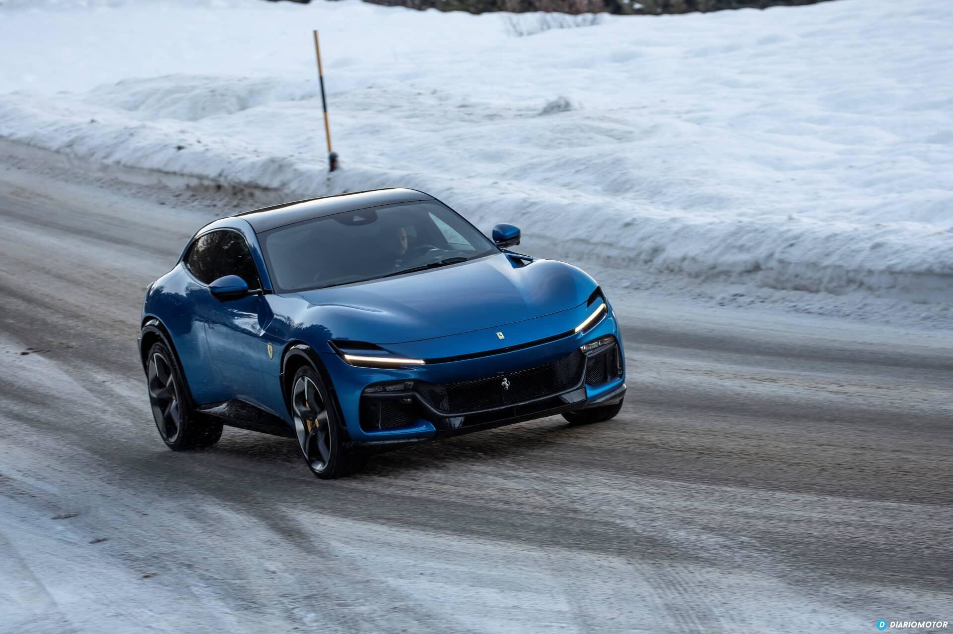 Vista lateral del Ferrari Purosangue sobre una carretera nevada.